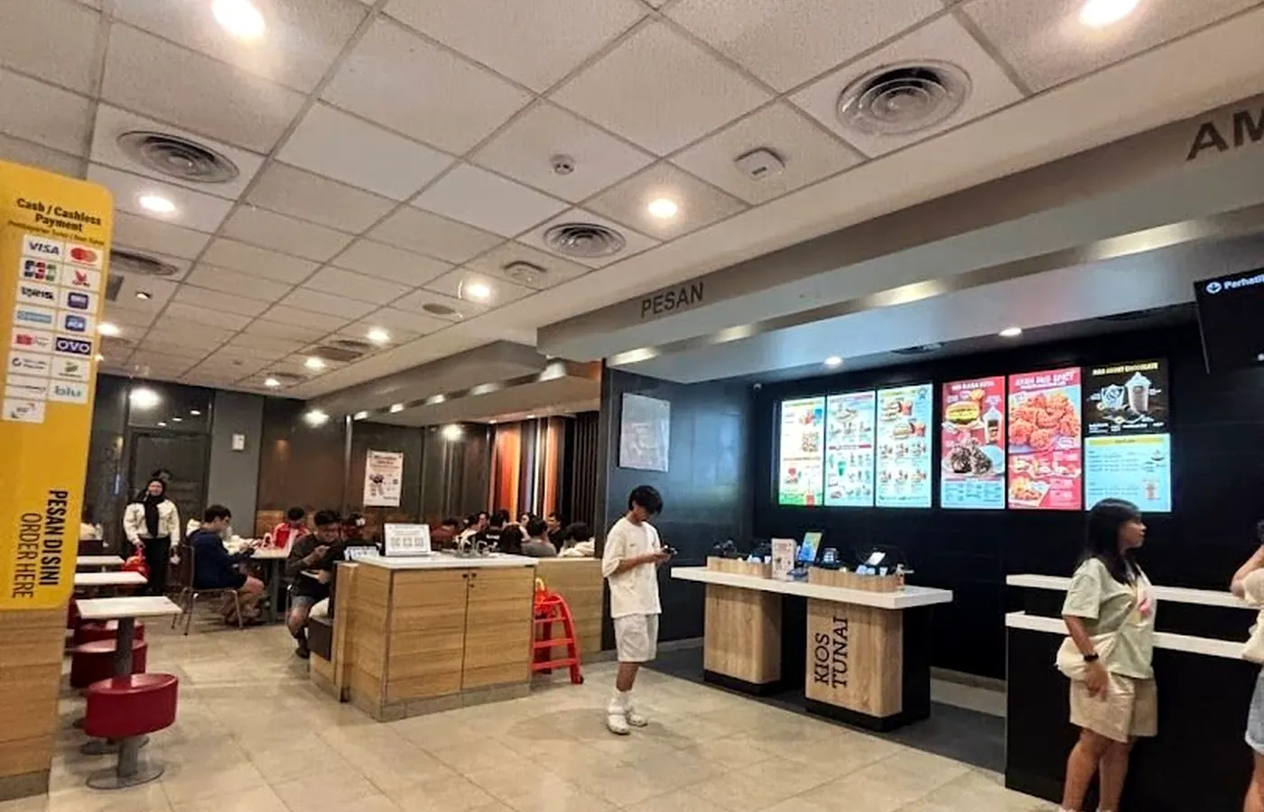 Area pemesanan dan ruang makan McDonald's Cideng